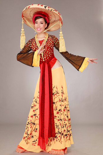 Chung Thục Quyên đại diện Việt Nam tham dự cuộc thi Hoa hậu Siêu quốc gia. Cô chọn cho mình áo dài tứ thân và chiếc nón lá là trang phục đặc trưng của người dân Bắc Bộ xưa trong phần thi trang phục truyền thống.